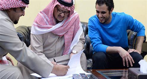 رسمياً بالصور.. العنزي "نصراوي" حتى 2019